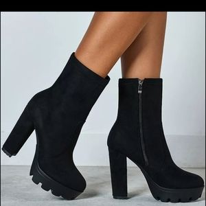 BLACK CHUNKY ANKLE BOOTS BRAND (KELOLA DS) SIZE 41